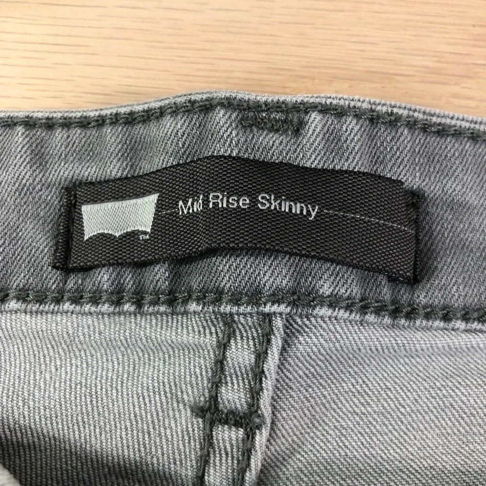 Levi’s Mid Rise Skinny Gray Denim Jeans - Picture 2 of 8